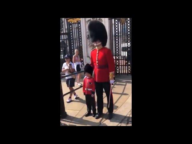 4 Moments The Kings Guards Showed an Act of Kindness!