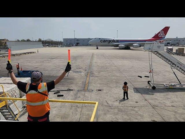 Aircraft Marshalling - Cargolux Boeing 747-400 Freighter [LX-SCV] Gate Arrival [05.10.2022]