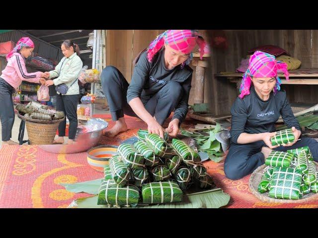 Mom wrapped a lot of banh chung to sell and the rest to celebrate Tet with her daughter.