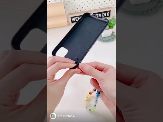 How to put on a phone charm