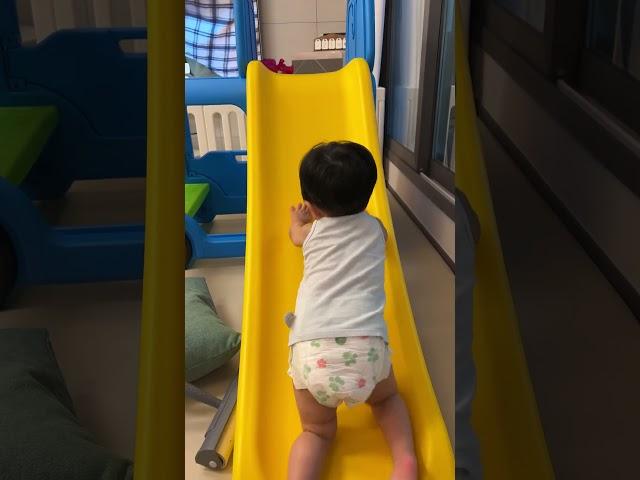 미끄럼틀을 거꾸로 오르려는 어린이ㅋㅋㅋ すべり台を逆から上がっていく1歳児 #shorts #baby #아기 #한일커플