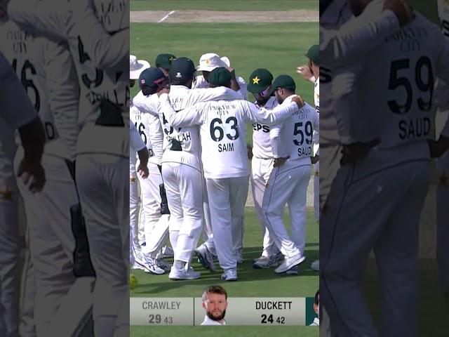 Pouched safely and Noman Ali strikes for the first wicket of the day!  #PAKvENG | #TestAtHome