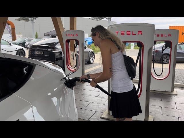 Laden am Supercharger in Hilden im Ladepark von Tesla