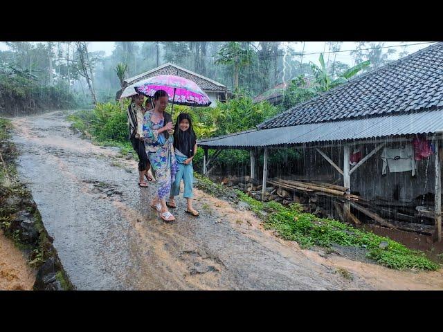 Jalan- jalan di Kampung Atas Bukit, Tiba-tiba Hujan Deras Mengguyur Desa Seram Tapi Bikin Betah