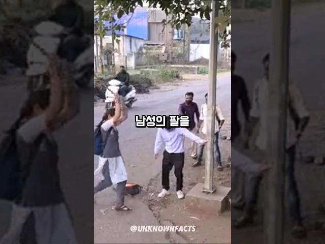 감전된 남성을 구하는 여성의 순간 판단력