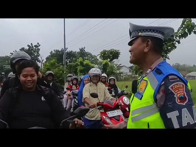 Lihat apa yang di lakukan Polisi lalulintas ini