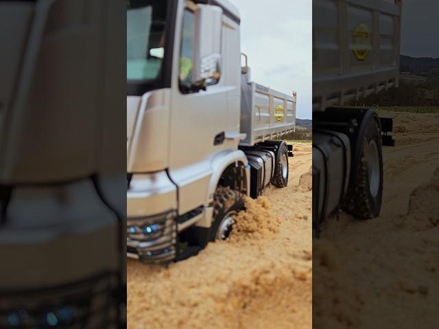 Festgefahren was jetzt? 4x4 Metall LKW Kipper mit Mercedes-Benz Arocs elektrisch 1:14