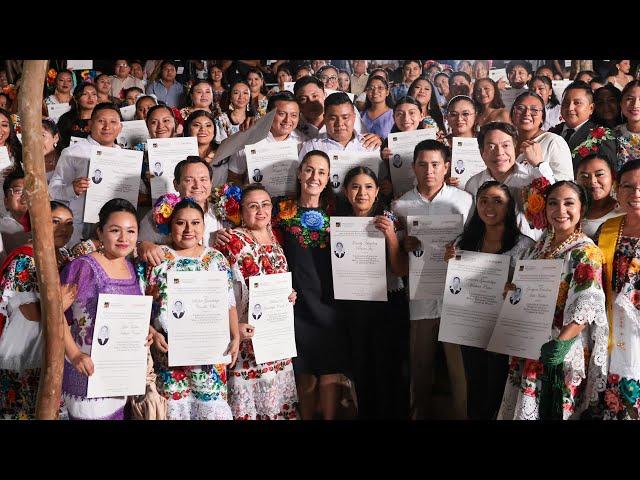 Entrega de títulos profesionales a egresados de Universidades “Benito Juárez”. Valladolid, Yucatán