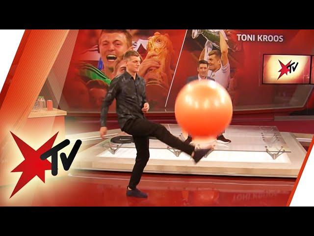 Dinge hochhalten-Challenge: Toni Kroos vs. Steffen Hallaschka | stern TV