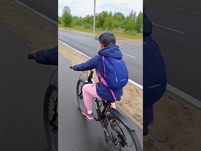 Велодорожка пусть маленькая но есть!))