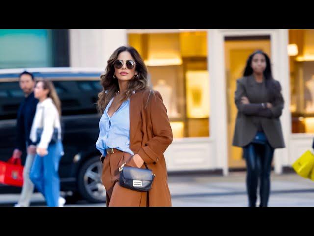 Street Style in London. What are people wearing ?