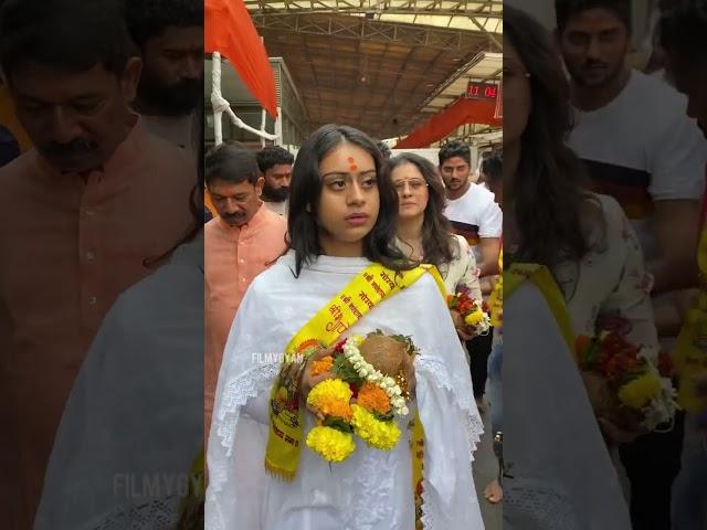 Kajol and daughter Nysa Devgan Shree Siddhivinayak temple #kajol #nysadevgan