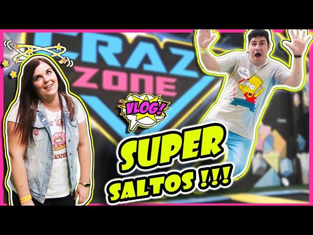 SALTOS en un PARQUE DE CAMAS ELÁSTICAS Y TRAMPOLINES !!!   VLOG Retos Divertidos