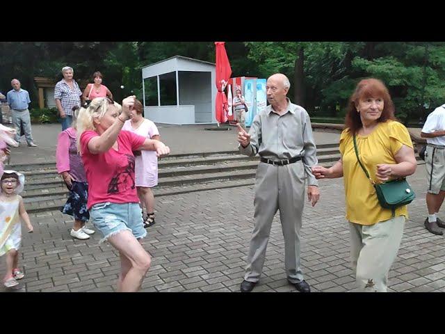 14.07.24г..."УДАЧА"...В.Ждамиров...звучит на танцполе в Гомельском парке Луначарского...