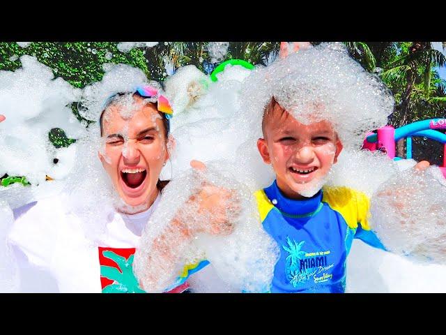 Vlad and Niki have a bubble foam party