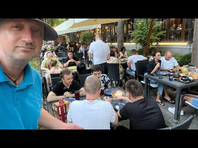 Live aus der Ukraine - Volle Biergärten in Odessa