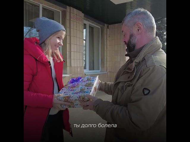 Василий Орлов передал подарок школьнице из подшефной Амвросиевки