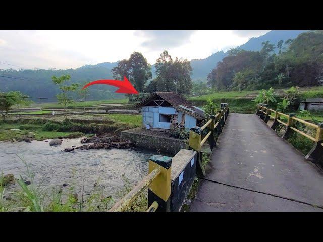 Warung Pinggir Sungai Yang Sering Di Singgahi Banyak Orang, Suasana Pedesaan Sumedang Jawabarat