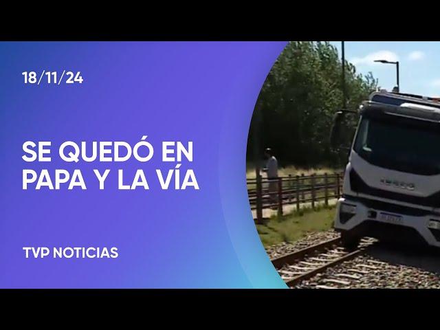 AMBA: por seguir al GPS, un camionero quedó atascado en las vías del tren en Moreno