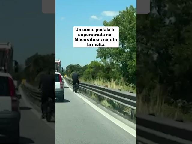 Un uomo pedala in bici in superstrada: multato