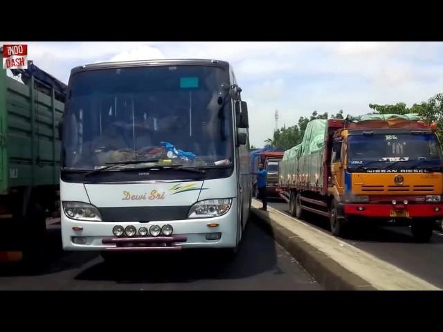 IDIOT bus drivers in Indonesia. Bad driving to the max.