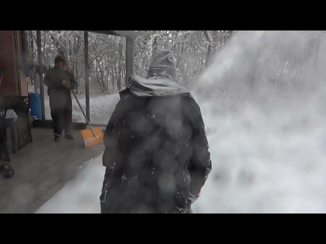 Zweistufige EGO Akku-Schneefräse SNT2400E-K2753 Kit  im Extremtest bei 50 cm Neuschnee