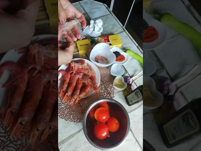 Паста с креветками и помидорами.