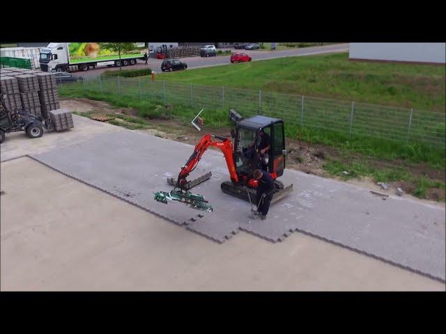 Hunklinger Pflastergreif P01-2 am Kubota Minibagger KX019-4 - Maschinelle Pflaster-Verlegung