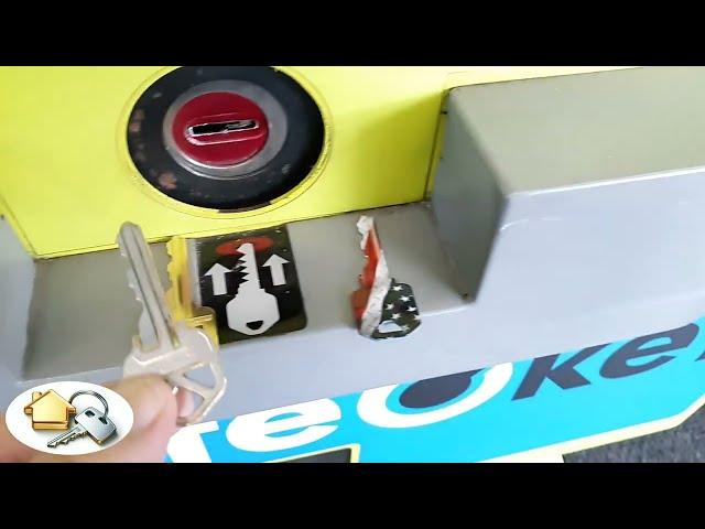 How to Make a House KEY Using a Key Kiosk Booth (MinuteKey KeyMe Copy Key-Making Self-Service Keys)