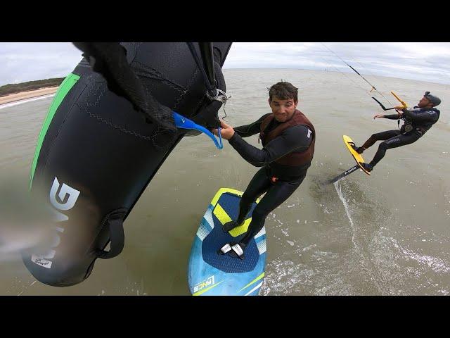 Quand tu prend une voile trop petite tu es puni de saut ...