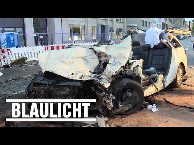 Taxi crasht in Taxi - Ein Toter in Hamburg