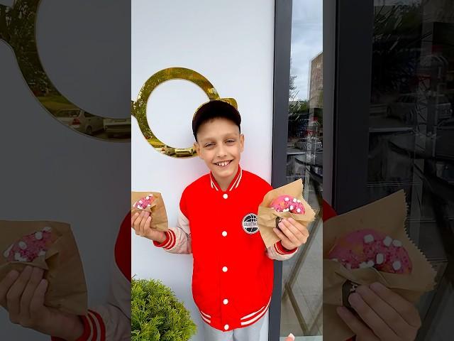 Жадный кот не хочет делиться #кот #пончик #еда #прикол