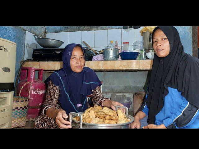 MASAK MAKAN KRIPIK BAWANG DI KAMPUNG