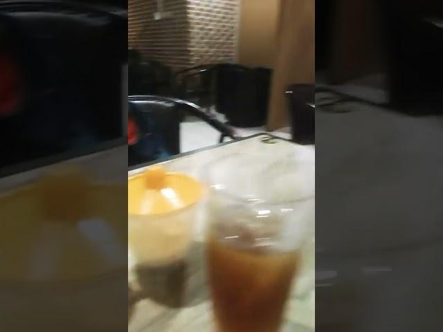 Suasana cafe malam hari | Yas Daily