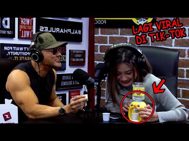 KAREN KURNIAWAN, MINUM DUCK WATER YANG LAGI HITS !! (CloseTheDoor Clips)