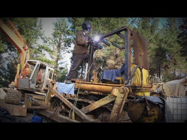 Making a bush canopy for the Abandoned TD9 Dozer & winching over a big leaning tree..