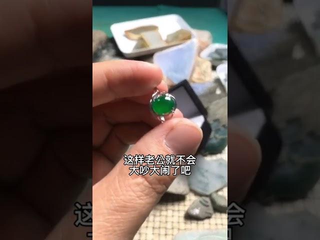 翡翠賭石：老公五年前丟在魚缸裡的石頭，被老婆偷偷拿出來切掉，居然是價值200萬緬幣的翡翠色料，你覺得老公會喜歡這樣的結局嗎？翡翠原石/帝王綠/緬甸賭石/緬甸玉石