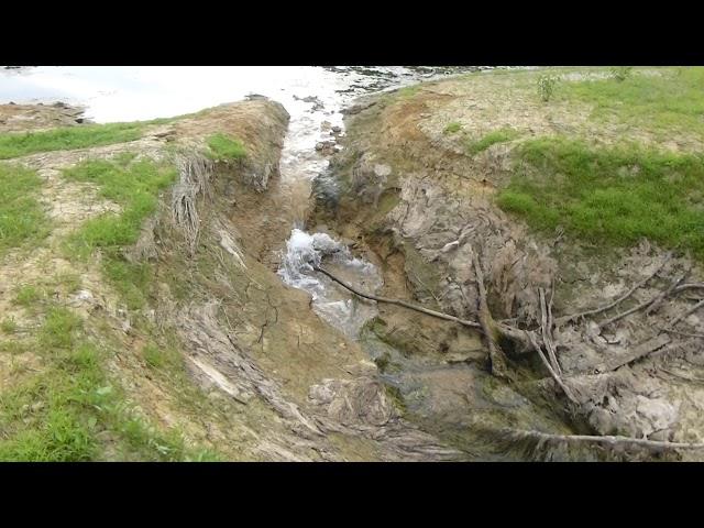 Weimer Lake drains into a sinkhole (00054)