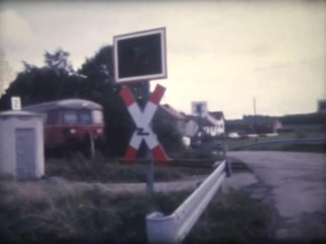 Roter Akkutriebwagen 515 (ETA) Aachen - Maastricht vor deutsch/niederländischer Grenze, Aug. 1985