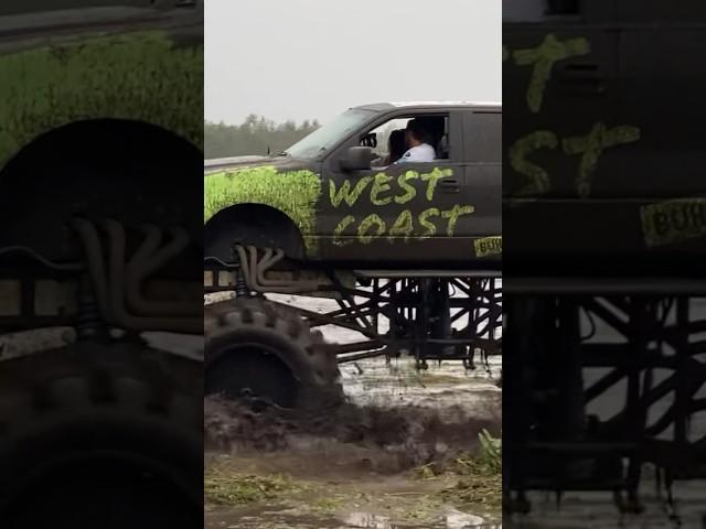 Mud Bogging Trucks #mudbog #mudpits #mud hole #offroad #mudslinging #shorts