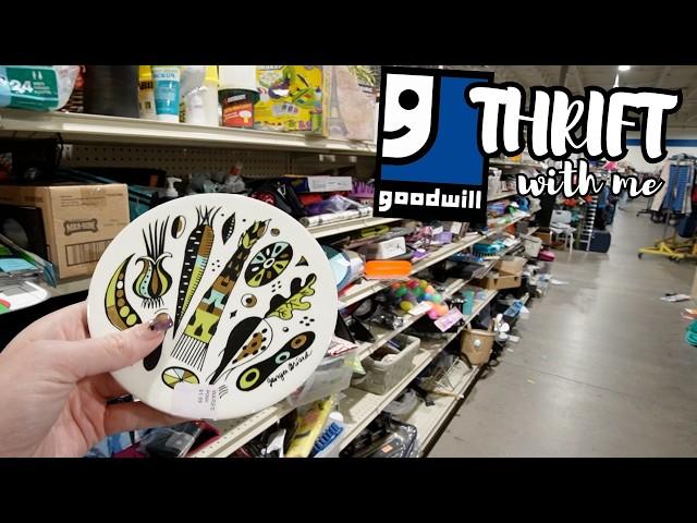 Thrift With Me at the BIGGEST GOODWILL | Reselling | Crazy Lamp Lady