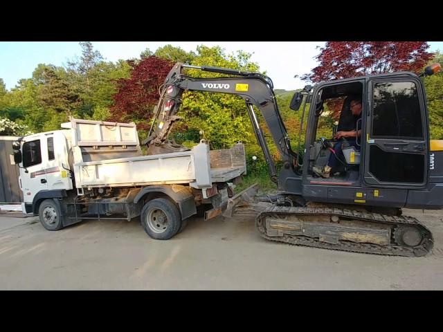 02 굴삭기 덤프트럭에 상차  ( Put an excavator on a dump truck )