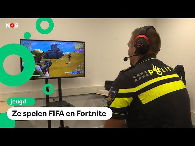 Politieagenten gamen met jongeren