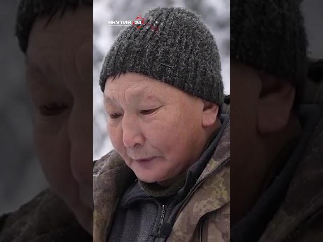 Якутянин потерял руки, но продолжает лепить снежные фигуры/Armless Yakut master sculpts snow figures