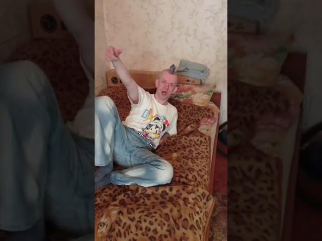 я спаиваю мусорщика#мусорщик #алкоголь #панк
