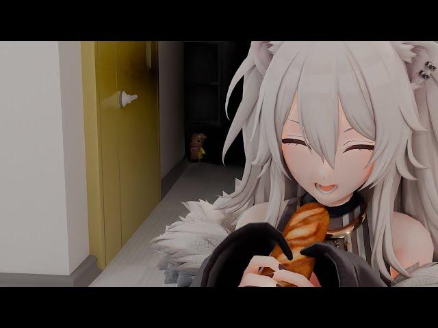 Botan eat bread in front of Korone