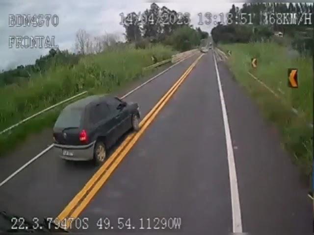 Vídeo mostra acidente entre carro e caminhão na BR-153 em Marília