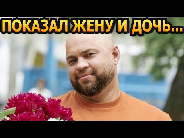 АХНУЛИ ВСЕ! Кто жена и как выглядит дочь звезды "Уральских пельменей" - актера Романа Постовалова?