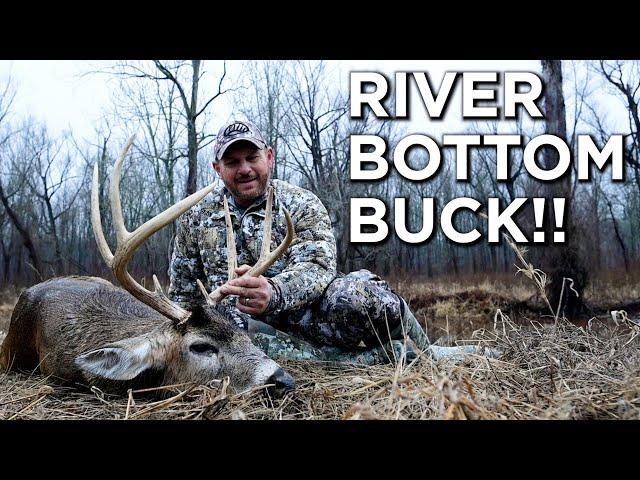 BEAUTIFUL Mississippi River Bottom Buck!! | Southern Rut Hunting Action!