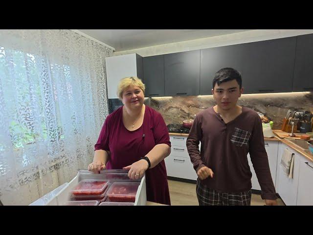 Парни примеряют обновки. Клубнику готовим на зиму.